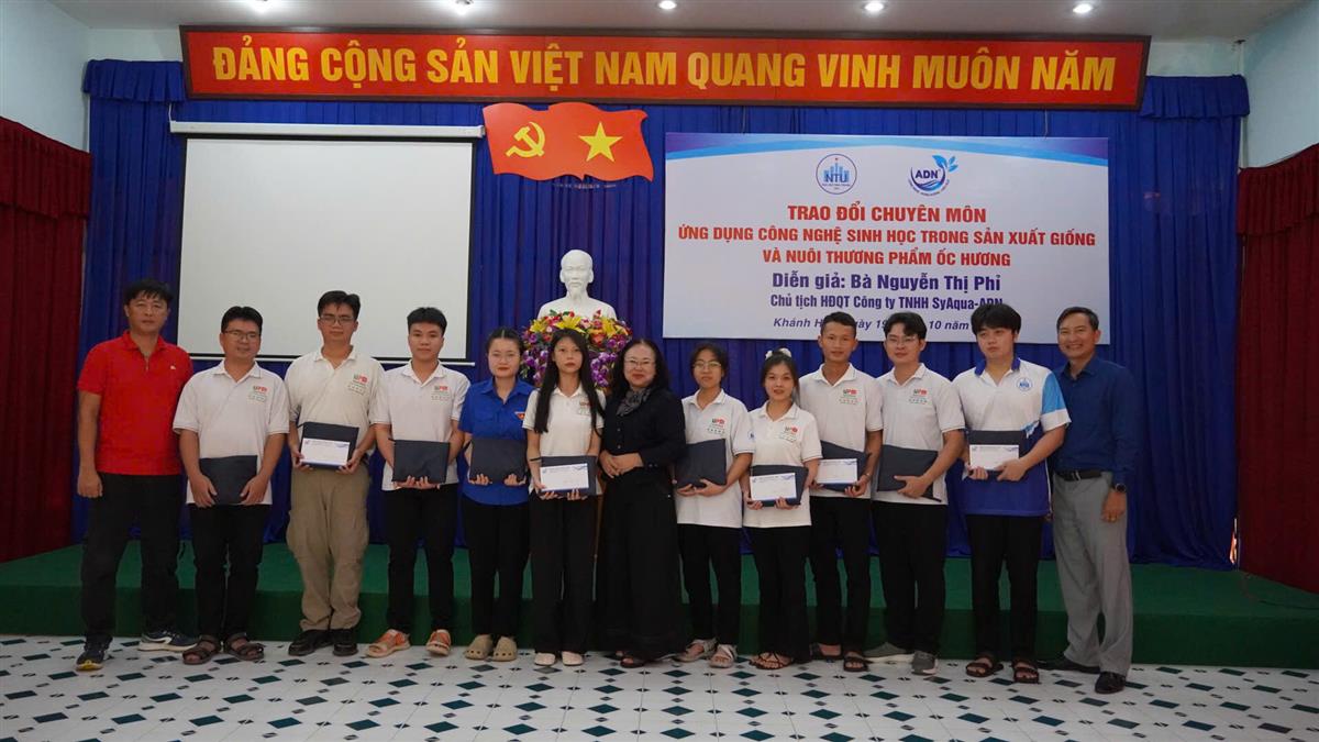 Bà Nguyễn Thị Phỉ - Chủ tịch HĐQT trao giải thưởng cho SV